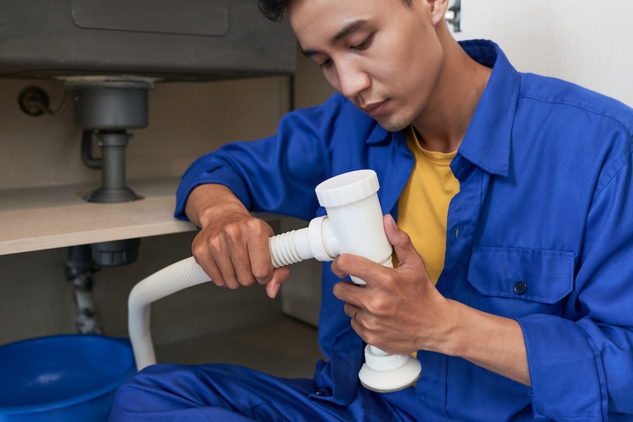 5 Benefits of Hiring a Plumber for Toilet Replacement